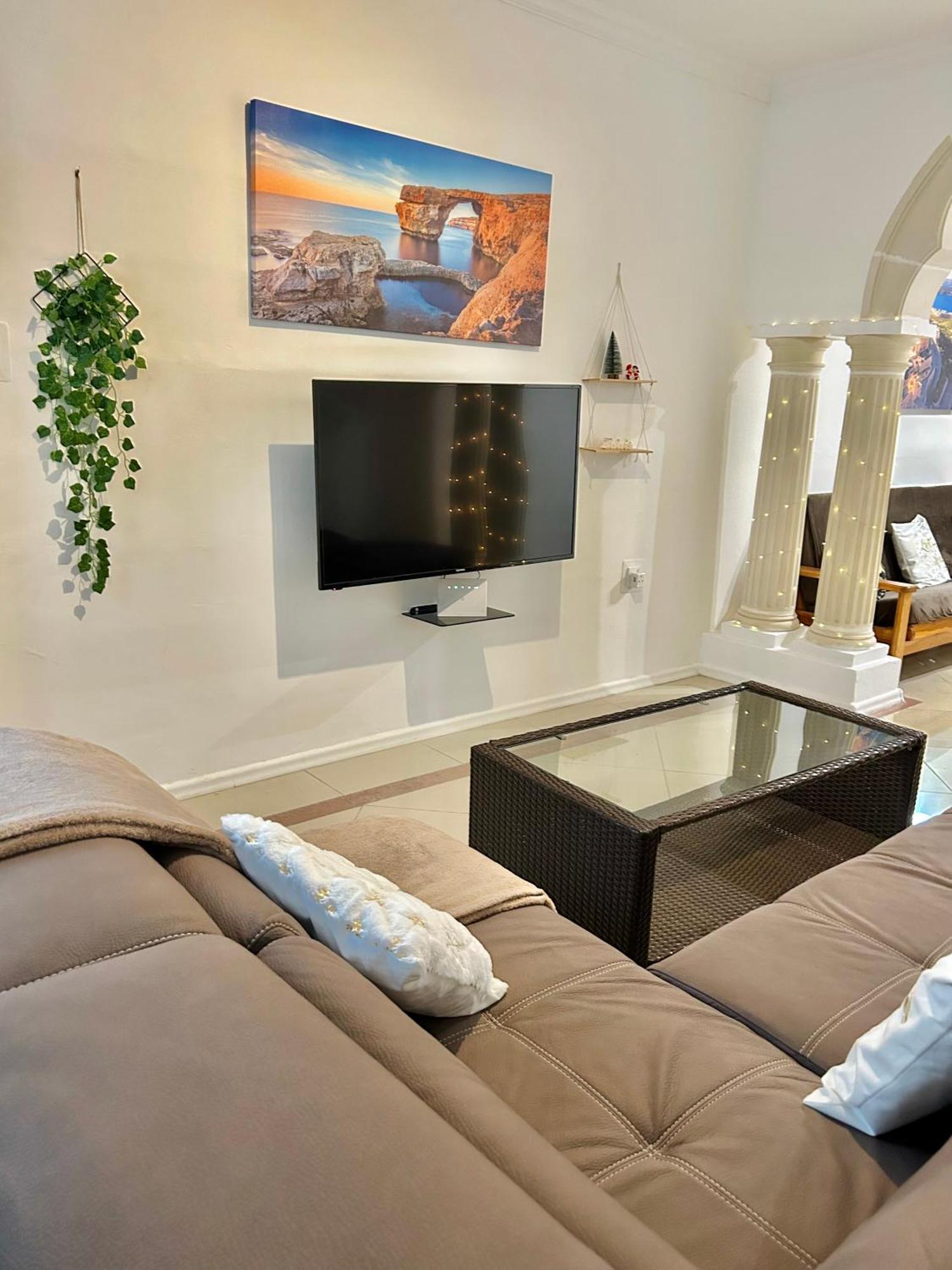 Beach Front 3-Bedroom Holiday Home Mellieħa Buitenkant foto
